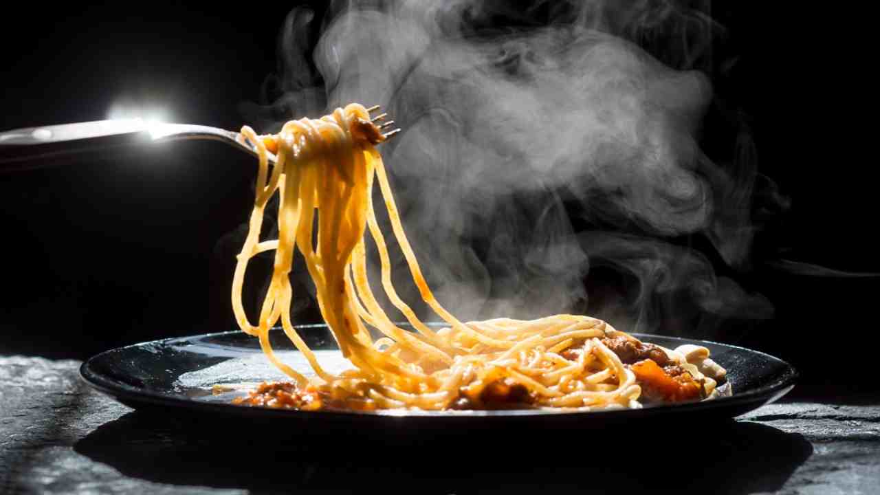 Mangia pasta riscaldata e muore, come è successo