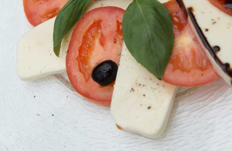 Pomodoro e mozzarella: quando non va mangiato questo mix 