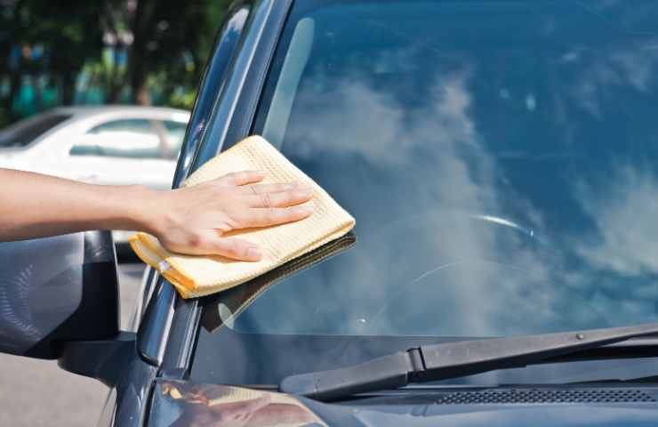 Metodi naturali pulire vetri auto