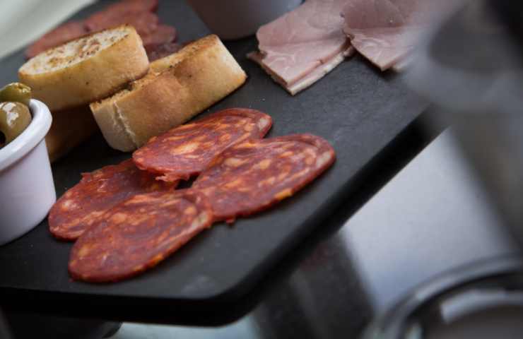 Dove buttare la carta del salame