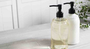 Ha tantissimi flaconi nella doccia: l’influencer scatena la polemica