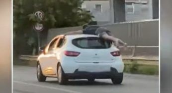 Prato, ripreso mentre viaggia sul tettuccio dell’auto: pericolo per sé e gli automobilisti