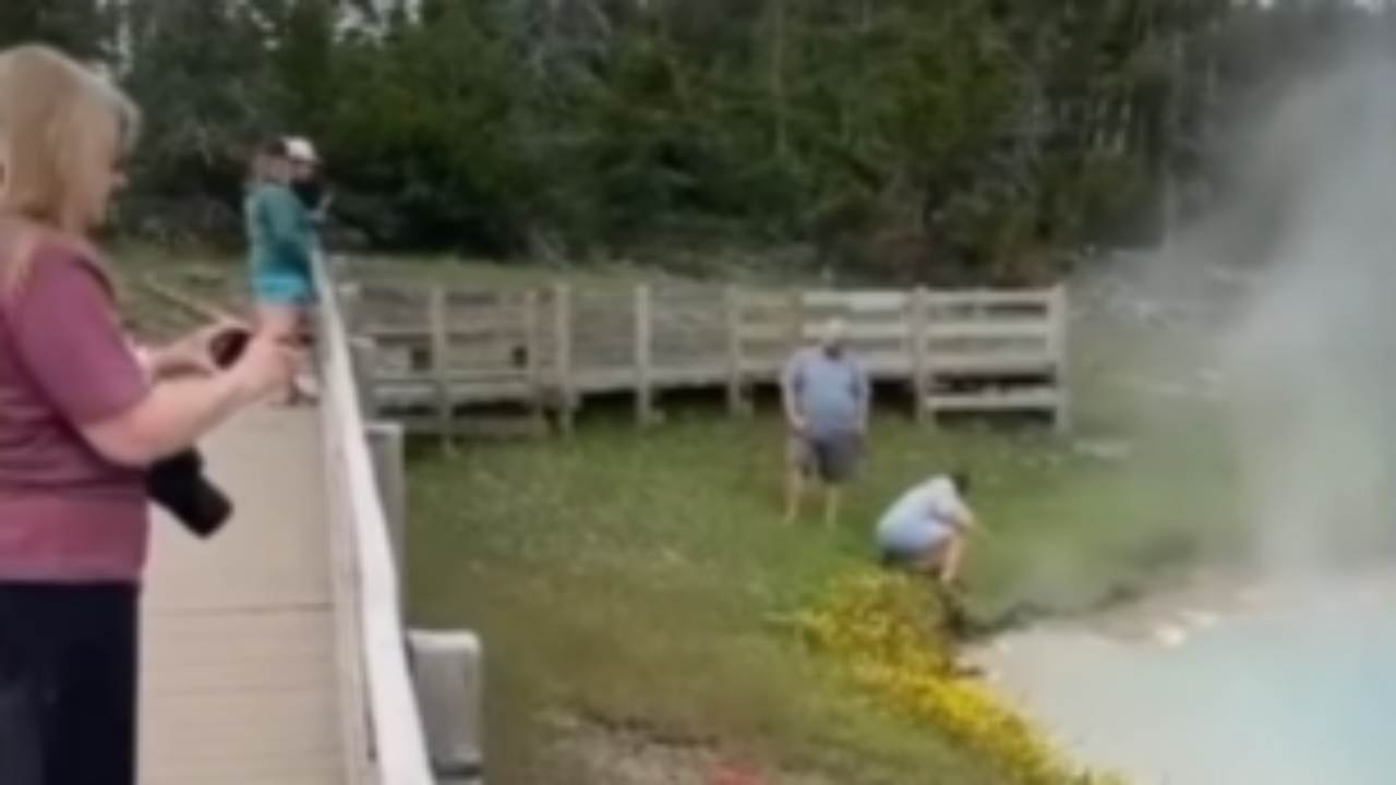 Turista mette la mano in una fonte bollente e succede questo