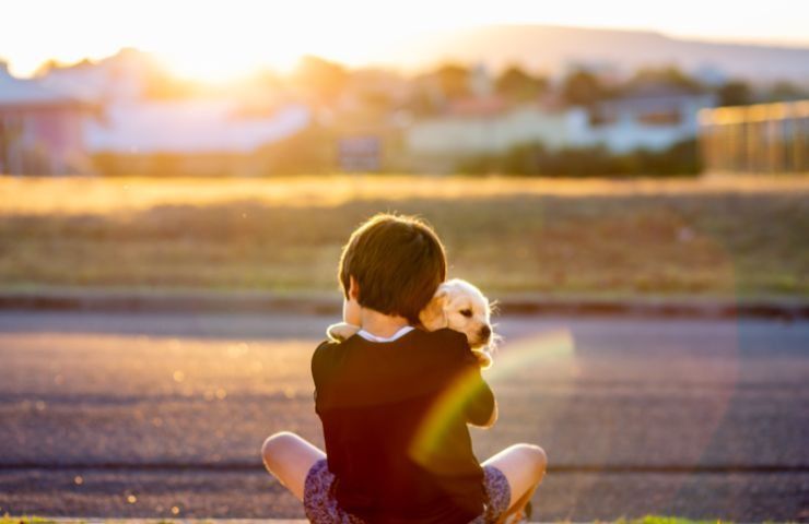 maltempo bambino aiuta il suo cane 