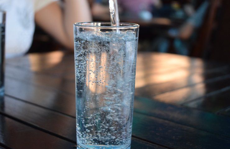 acqua solare bicchiere