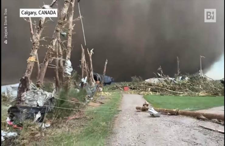 danni tornado zona rurale Calgary Canada