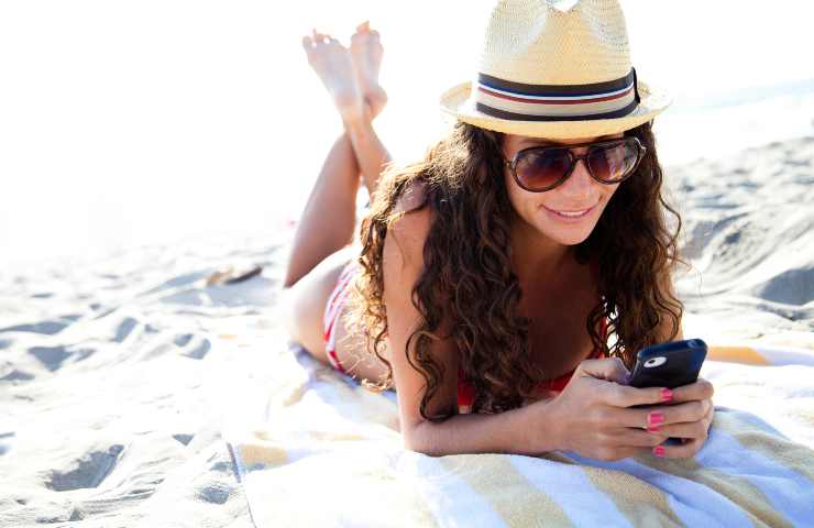 portare il cellulare in spiaggia cosa sapere