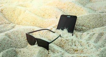 Sabbia nel telefono, non è così grave: puoi pulirlo così