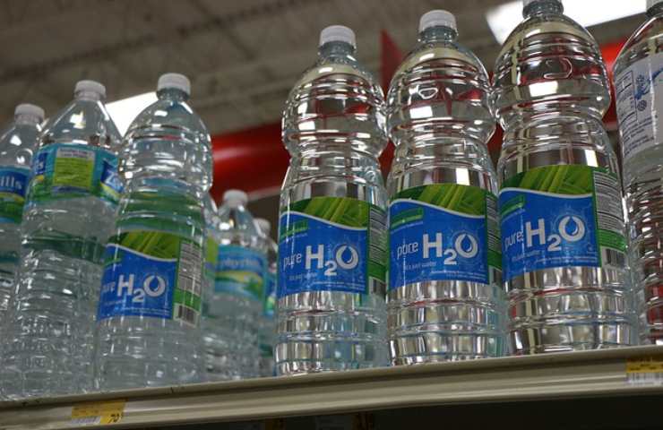Acqua minerale venduta al supermercato: cosa sapere 