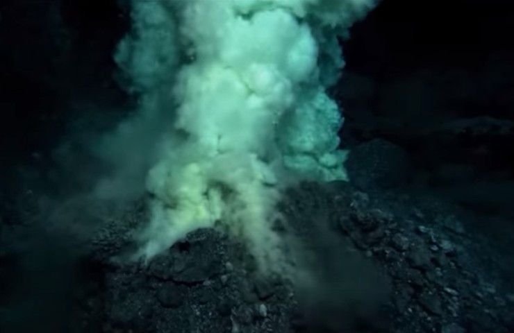 Eruzioni vulcaniche sottomarine formazione isole riprese drone