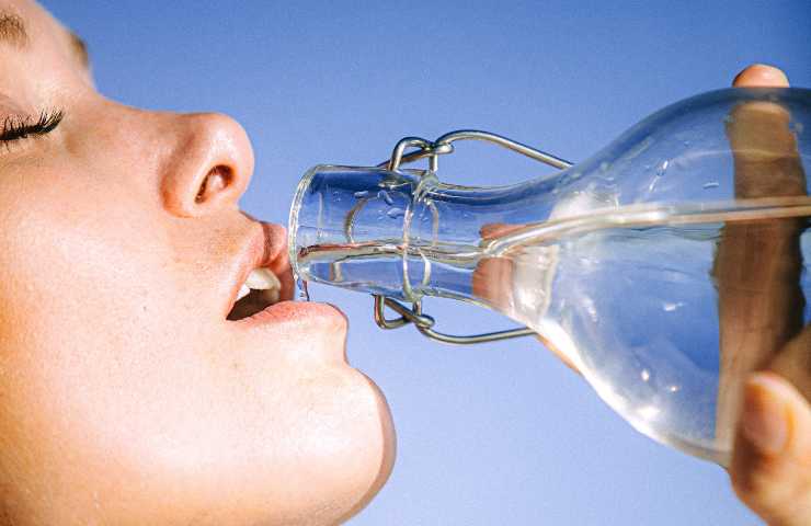 4 bottiglie d'acqua in 20 minuti: muore per intossicazione