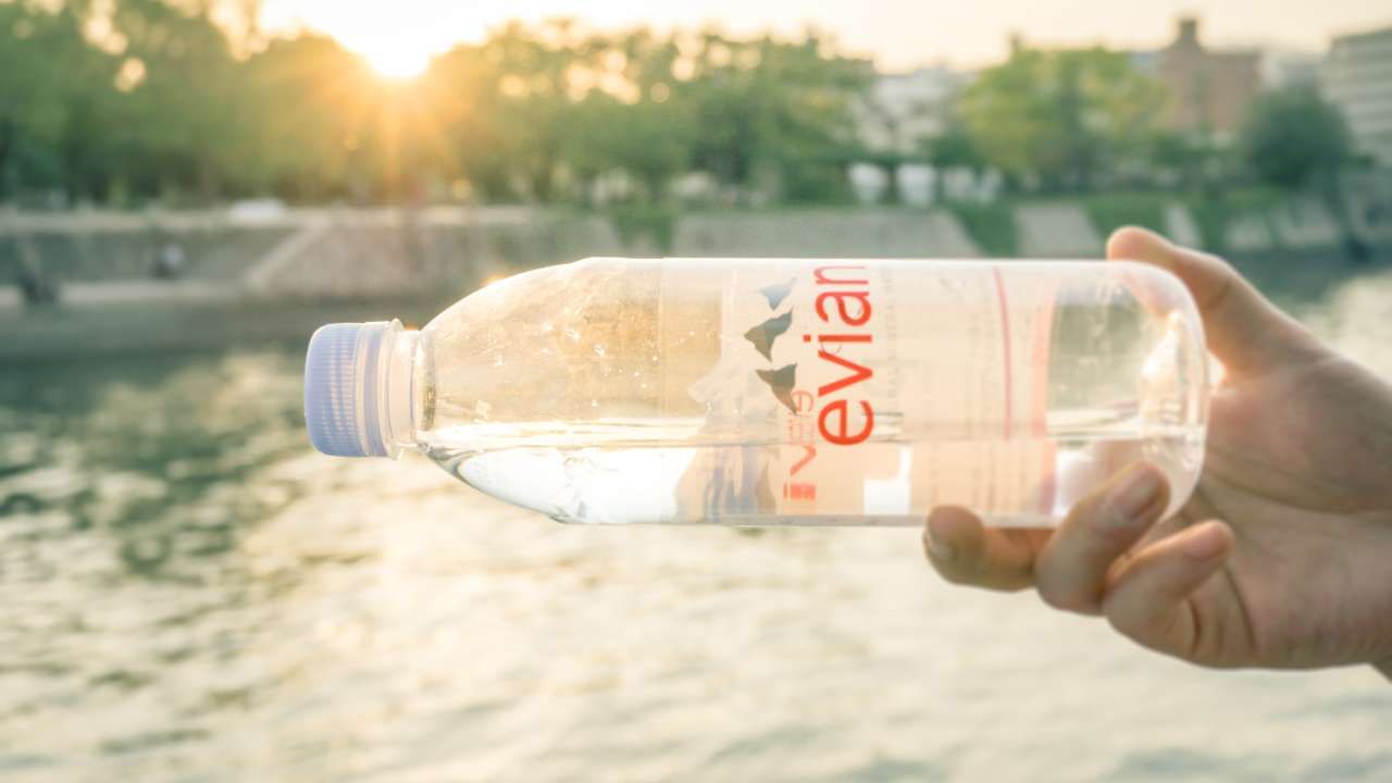 Rilascio sostanze tossiche acqua bottiglie plastica