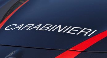 Rapina in tabaccheria culmina in tragedia: uccisa a coltellate la titolare