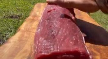 Ricette “into the wild”: lui la carne la prepara così – VIDEO