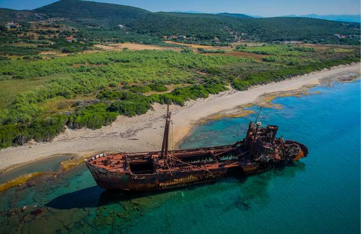 Nave fantasma maestosa galleggia da 42 anni in Grecia