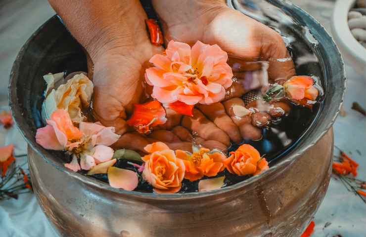 Stampa dei fiori sulle maglie con un martello: come