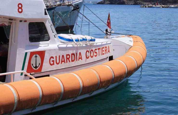 Livorno barca prende fuoco affonda nove persone