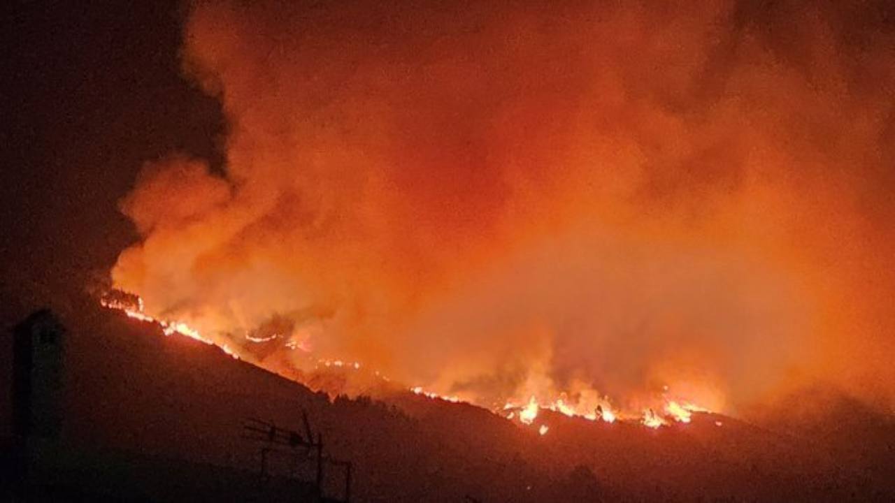 Incendio a Tenerife distrugge centinaia di ettari e fa tanti sfollati