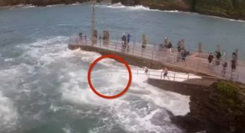 Stava giocando sul molo quando viene trascinata via dalle onde: momenti terribili VIDEO