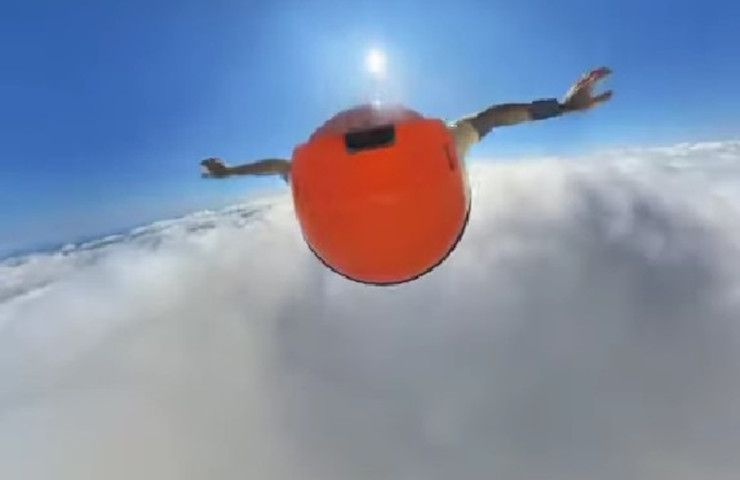Paracadutista caduta libera banco nuvole
