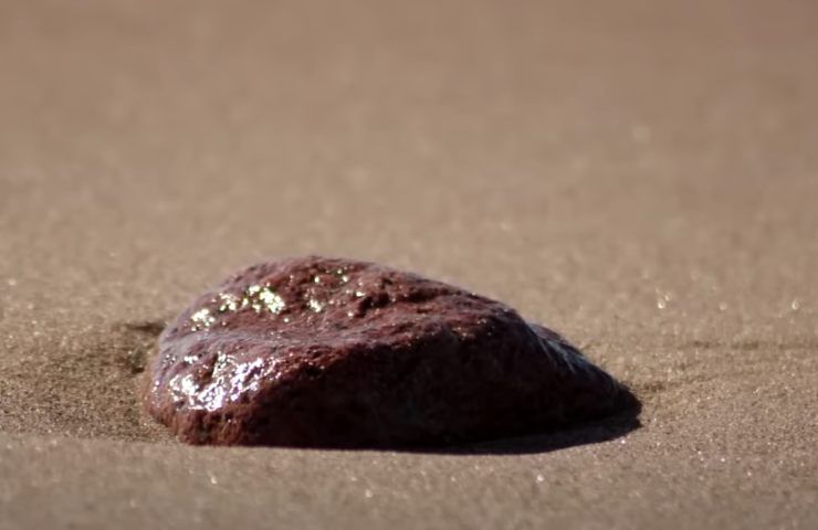 scoperta pietra rara spiaggia