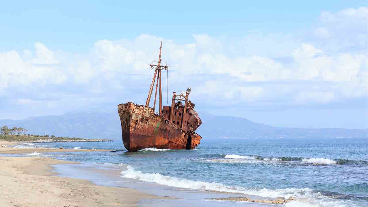Nave fantasma maestosa galleggia da 42 anni in Grecia