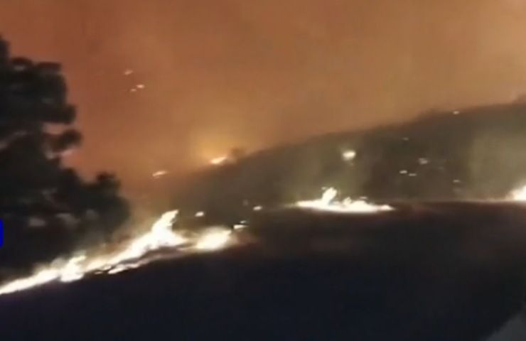 Incendio a Tenerife distrugge centinaia di ettari e fa tanti sfollati