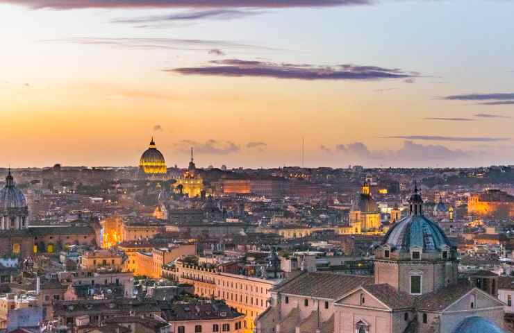 Roma schiuma bianca strade pioggia