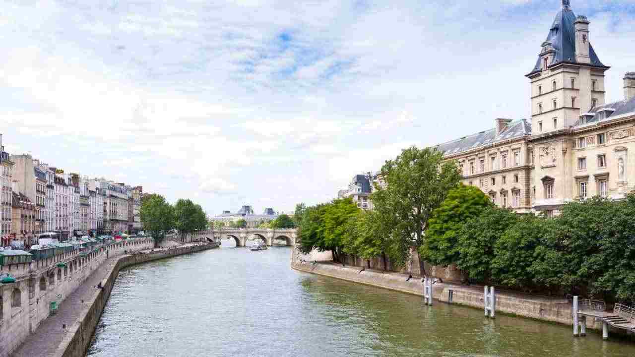 Parigi fiume Senna inquinata gara annullata