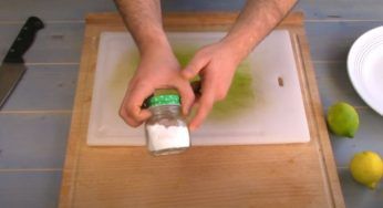 Tagliere in plastica e sporco che non va via: così risolvi e torna pulito come nuovo