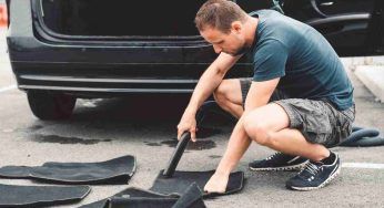 Tappetini dell’auto, dovresti lavarli più spesso: ti spieghiamo cosa accade se non lo fai