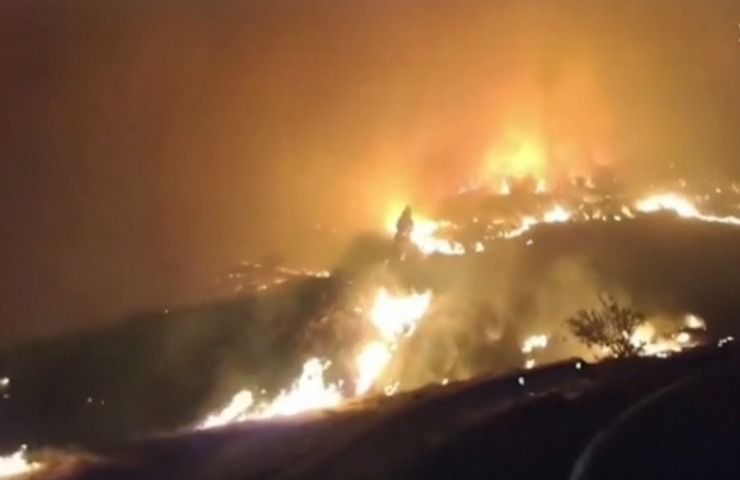 Incendio a Tenerife distrugge centinaia di ettari e fa tanti sfollati