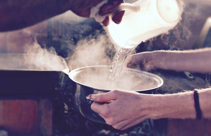 Sciogliere tappo cerume fumenti acqua bollente