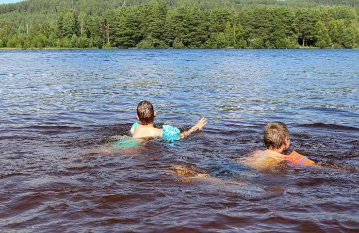 bambini bagno lago fiume