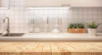 Solo due ingredienti e il pavimento della cucina dirà addio a macchie e incrostazioni