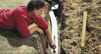 Scava nel giardino per installare dei tubi e fa una scoperta incredibile