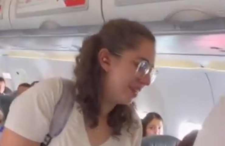 ragazza obbligata a scendere dall'aereo