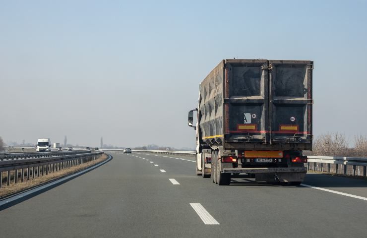 Caos trasporti dei valichi: a rischio frutta e verdura