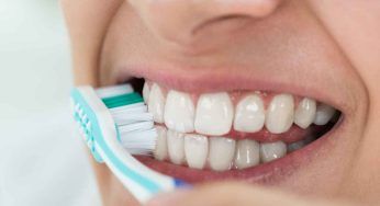 Sale sui denti, in molti lo fanno: capiamo se fa bene o meno