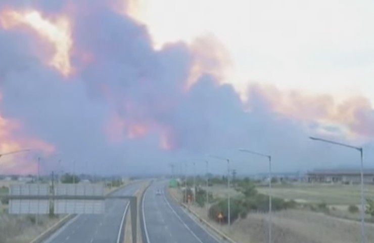 vasto incendio Grecia