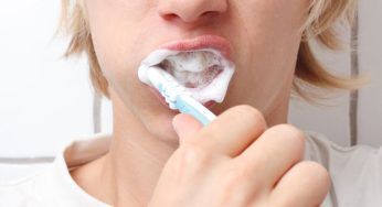 Lavare i denti dopo colazione: se continui a farlo commetti un pericoloso errore
