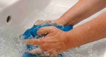 Come lavare i panni senza detersivo: le soluzioni alle quali non avevi mai pensato