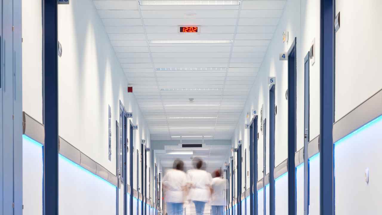 Per 10 giorni non si muove dall'entrata dell'ospedale purtroppo chi