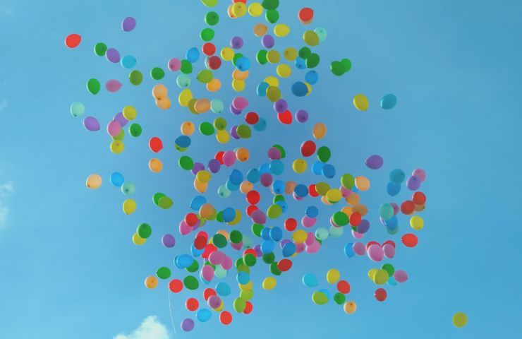 inquinamento produzione elio palloncini plastica dispersi ambiente