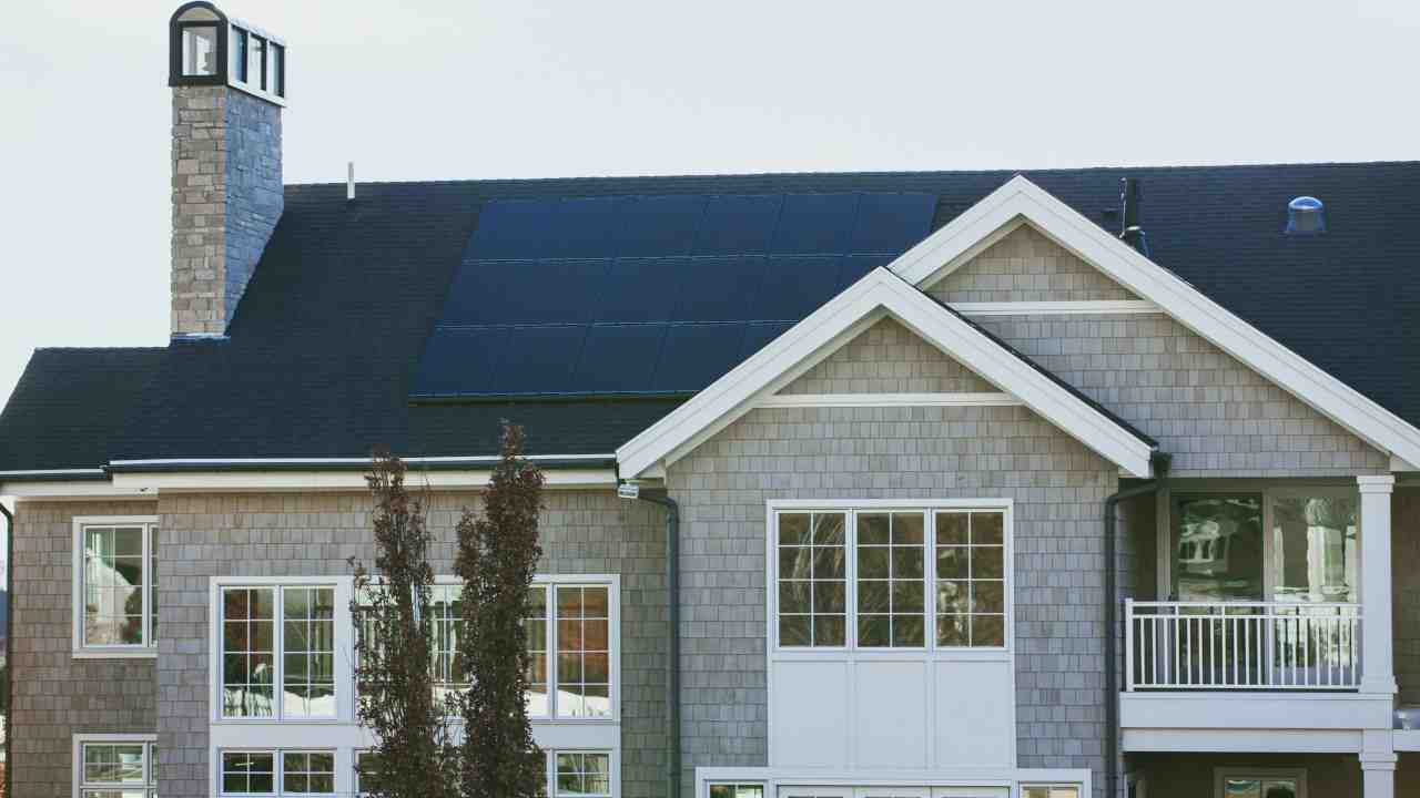 pompa calore stufa pellet pannelli solari impianti riscaldamento sostenibili casa