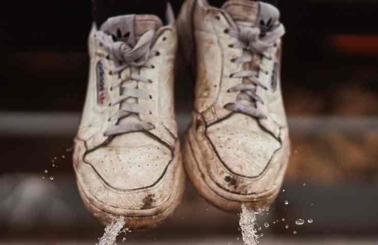 Scarpe da ginnastica sporchissime: come farle tornare nuove