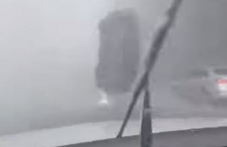 South Carolina, il tornado solleva un veicolo sulla strada