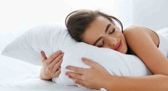 Fine estate e cuscini gialli a causa del sudore: falli tornare bianchi così