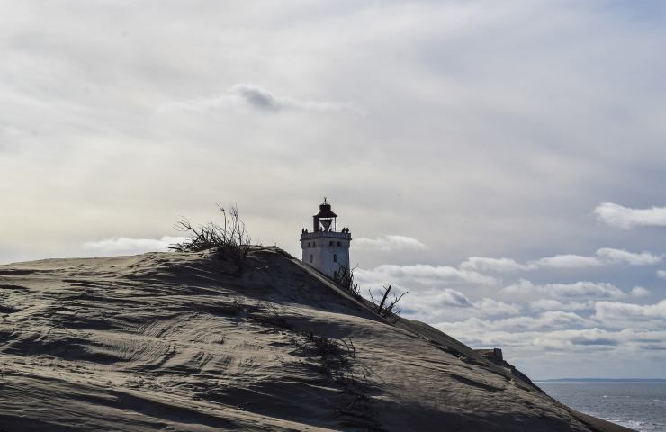 faro sepolto sabbia trasloco necessario