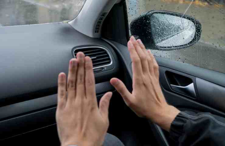 cosa fare se piove e sei in auto